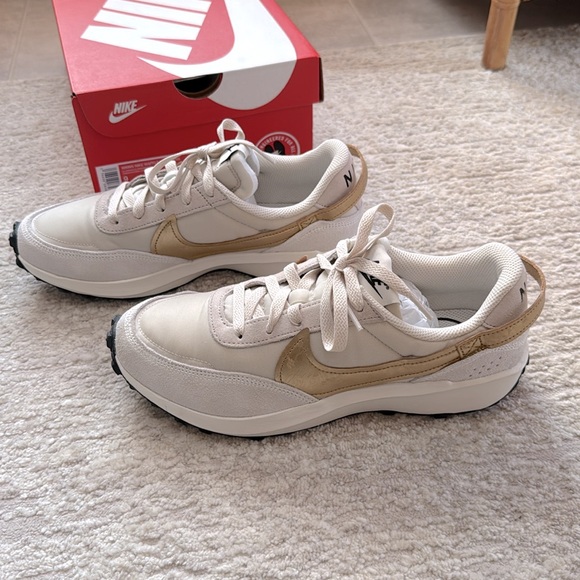 *NEW* NIKE Women's Waffle Debut Running Sneaker-Lt.Orewood Brn/Met.Gold - Size 9 - Picture 3 of 9
